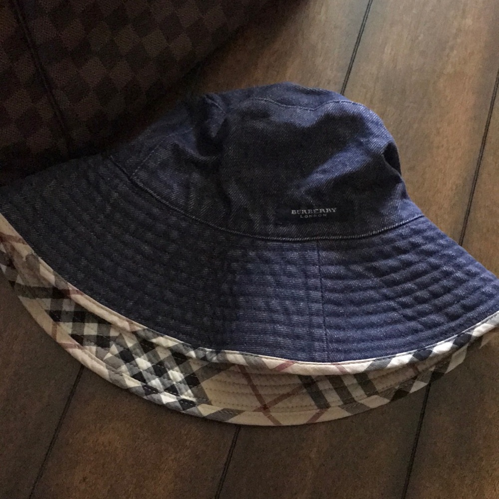 Burberry bucket hat